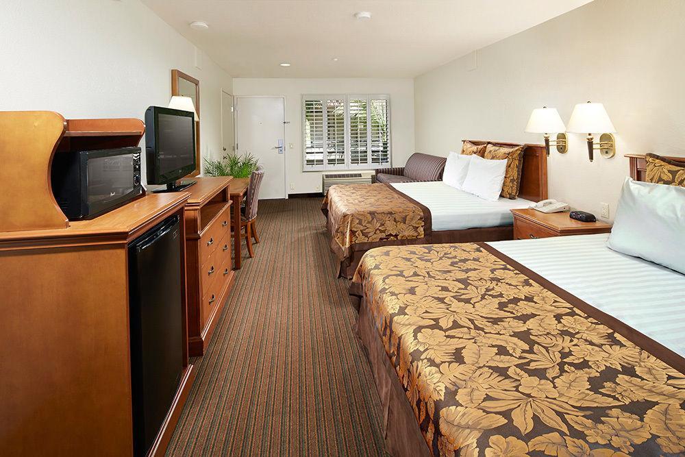 Anaheim Desert Inn & Suites Εξωτερικό φωτογραφία